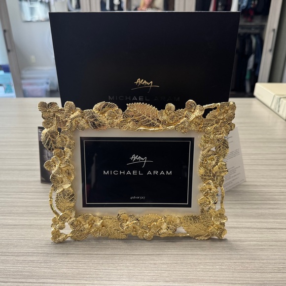 (NWB) Michael Aram Stunning Hydrangea Frame, 5" x 7" Gold - Picture 2 of 10